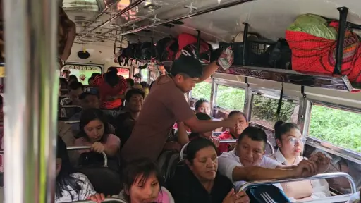El ayudante del autobús tuvo que devolver el dinero que se cobró de más, por petición de las autoridades.