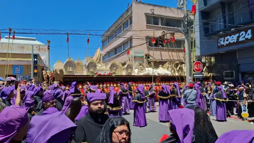 El imponente anda de Jesús Nazareno de los Milagros, durante su recorrido por el Parque Colón, en la zona 1 capitalina. ,Alex Meoño 
