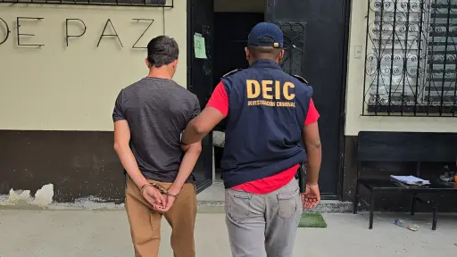 Personal de la PNC condujo al acusado hacia un juzgado donde deberá resolver su situación legal. ,PNC de Guatemala.
