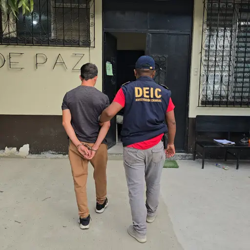 Personal de la PNC condujo al acusado hacia un juzgado donde deberá resolver su situación legal. ,PNC de Guatemala.