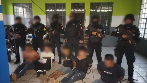 La PNC informó que hay cuatro adultos detenidos y un adolescente que será conducido a un juzgado especializado en menores en conflicto con la ley penal. ,PNC de Guatemala.