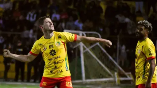 Diego Casas celebrando ante Comunicaciones 