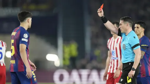 La UEFA ha rechazado la queja formal presentada por el FC Barcelona tras el polémico arbitraje del rumano István Kovács - EFE