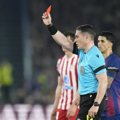 La UEFA ha rechazado la queja formal presentada por el FC Barcelona tras el polémico arbitraje del rumano István Kovács - EFE