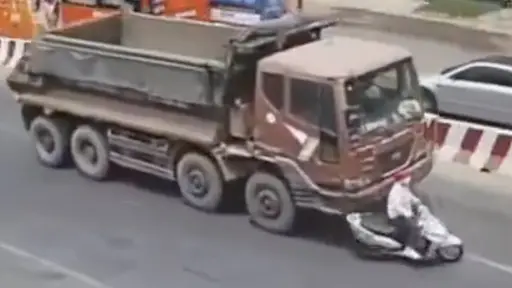 Video de motociclista arrollado por camión en Vietnam genera conmoción. ,Captura de pantalla video de X.