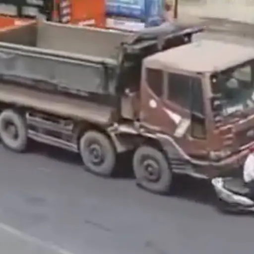 Video de motociclista arrollado por camión en Vietnam genera conmoción. ,Captura de pantalla video de X.