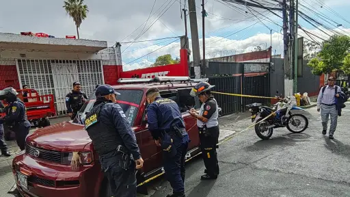 Área donde fueron atacadas las personas que viajaban en un taxi en zona 7 de Mixco, Guatemala. ,Bomberos Voluntarios