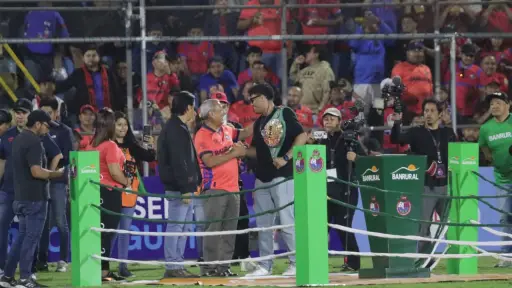 Lester Martínez recibió un homenaje en el estadio El Trébol 
