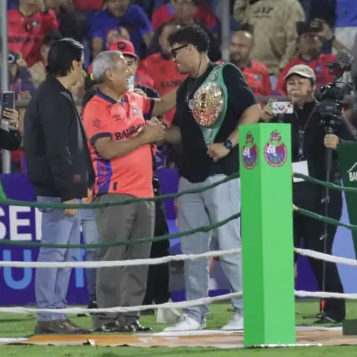 Lester Martínez recibió un homenaje en el estadio El Trébol 