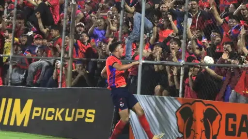 José Carlos Martínez celebrando gol ante Comunicaciones en El Trébol 