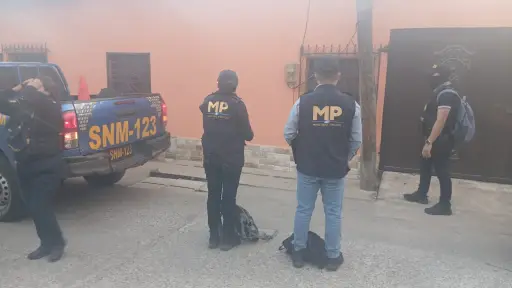 Los agentes fiscales llegaron a varias viviendas de Zacapa, para dar con el paradero de la desaparecida. ,Ministerio Público.