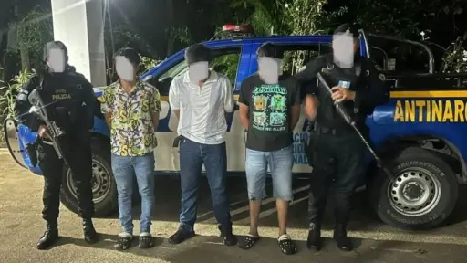 En San Lorenzo, Suchitepéquez, fueron detenidos tres jóvenes por la portación de sustancias ilícitas y celulares con reporte de robo. ,PNC de Guatemala.