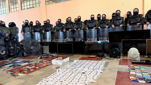 Las autoridades embalaron los ilícitos localizados dentro del penal de mujeres. ,Ejército de Guatemala.