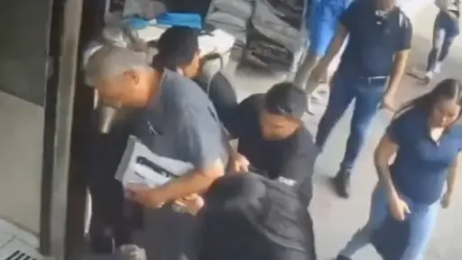 El cosquilleo es una modalidad en la que los delincuentes actúan en grupo. ,Captura de pantalla video de X.