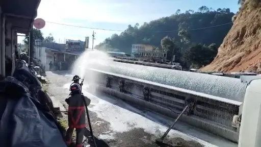 Cuerpos de socorro trabajan en el área del accidente en Km. 125 de ruta Interamericana tras confirmarse derrame de combustible. ,Bomberos Municipales Departamentales