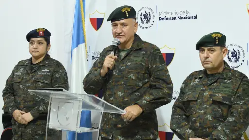 El comandante de la Brigada de Comunicaciones del Ejército, coronel Julio Taracena (c), habla junto a la portavoz, Pamela Figueroa (i) y el director del portal de la Digecam, Otto Morales, en rueda de prensa este viernes. ,EFE