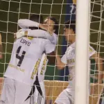Agustín Vuletich celebrando su primer gol con Comunicaciones 