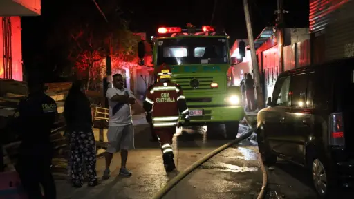 Bomberos Municipales y Bomberos Voluntarios desplegaron mangueras de alta presión para apagar las llamas del incendio. ,Bomberos Municipales. 