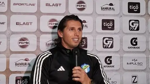 Agustín Vuletich habla en conferencia de prensa tras el triunfo de Comunicaciones - Alex Meoño