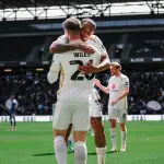 Nathaniel Méndez-Laing celebra su gol ante el Bromley - MK Dons