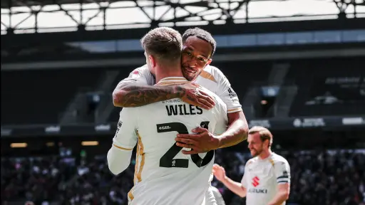 Nathaniel Méndez-Laing celebra su gol ante el Bromley - MK Dons