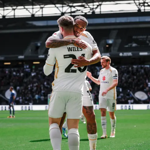 Nathaniel Méndez-Laing celebra su gol ante el Bromley - MK Dons