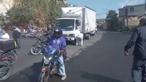 En Villa Nueva, el fuerte accidente causa congestionamiento vehicular. ,Captura de pantalla. 