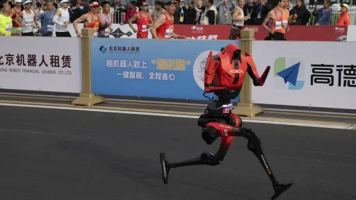 Robots participan en la Media Maratón de Pekín - EFE