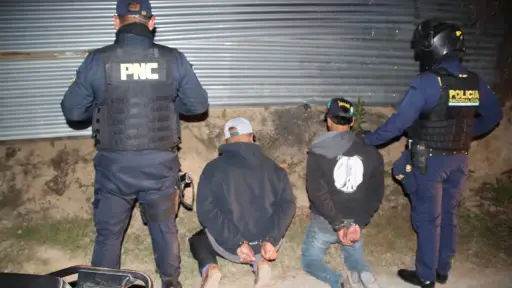 Ambos detenidos fueron reducidos al orden tras la persecución en la ruta Interamericana. ,PNC de Guatemala.