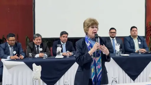 Astrid Lemus, de pie y al frente, asumió como nueva magistrada titular de la CC. ,Redes sociales.