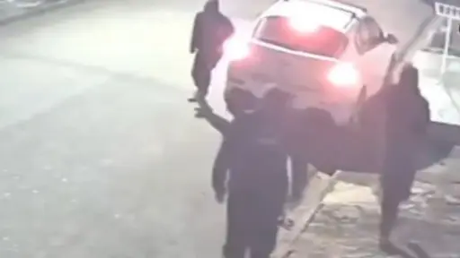 Mujer enfrenta a tiros a ladrones y frustra asalto domiciliario. ,Captura de pantalla video de X.