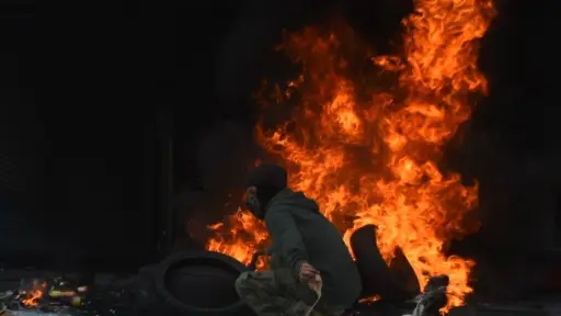 Estudiantes desalojaron a un grupo de encapuchados que supuestamente protestaba por el alza al combustible.  ,Foto Omar Solís