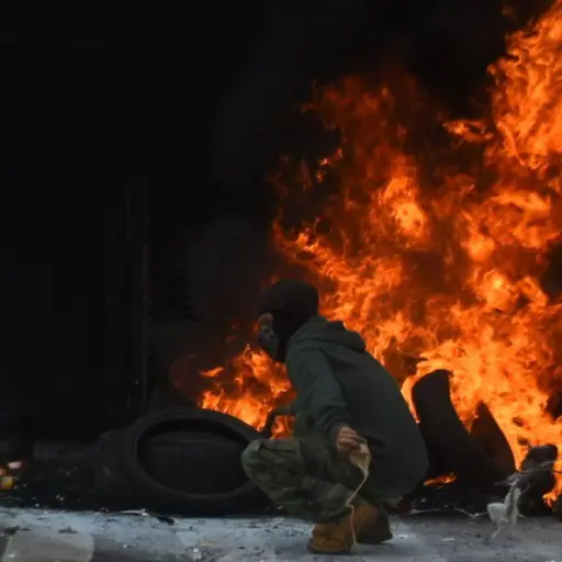 Estudiantes desalojaron a un grupo de encapuchados que supuestamente protestaba por el alza al combustible.  ,Foto Omar Solís