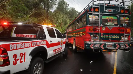La unidad de transporte pertenece a la empresa Esmeralda. ,Bomberos Voluntarios.