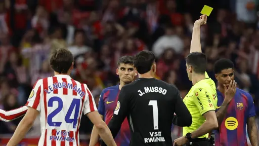 Polémico arbitraje en el partido entre Atlético de Madrid y Barcelona - EFE