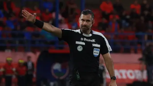 El árbitro guatemalteco Mario Escobar en el Municipal vs. Cobán Imperial - Alex Meoño