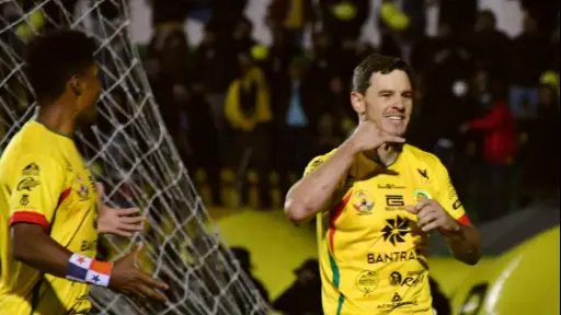 Diego Casas celebrando gol ante Xelajú en el estadio Marquesa de la Ensenada 