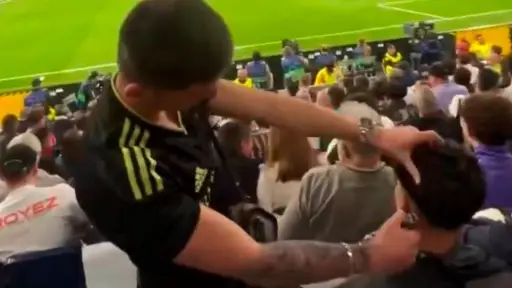 Aficionado se corta el cabello en plena grada durante el Madrid-Bayern - Captura de pantalla