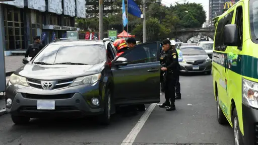 El conductor fue atacado a balazos en un sector de la zona 1. ,Bomberos Municipales