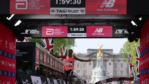 El keniano Sebastián Sawe impone nuevo récord mundial en maratón - EFE