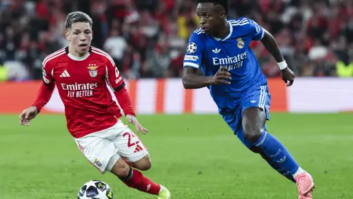 Acción del partido entre Benfica y Real Madrid 