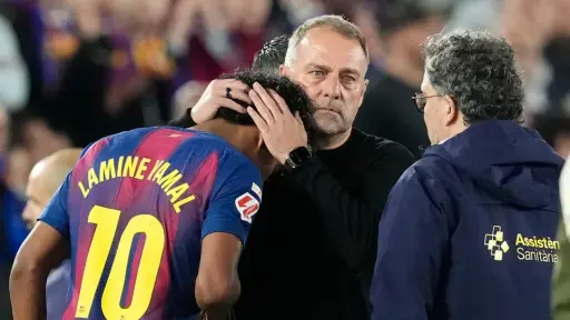 Hansi Flick consuela a Lamine Yamal, quien salió lesionado frente al Celta de Vigo 