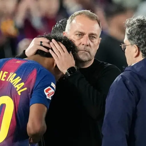 Hansi Flick consuela a Lamine Yamal, quien salió lesionado frente al Celta de Vigo 