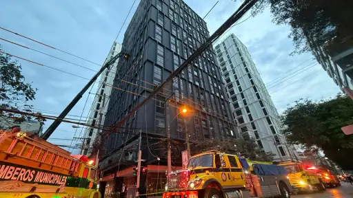 Bomberos controlaron el incendio en los niveles superiores del edificio. ,Foto Bomberos Municipales