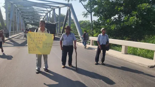 Grupos de veteranos militares mantienen un bloqueo en Retalhuleu. ,Emisoras Unidas Departamentales