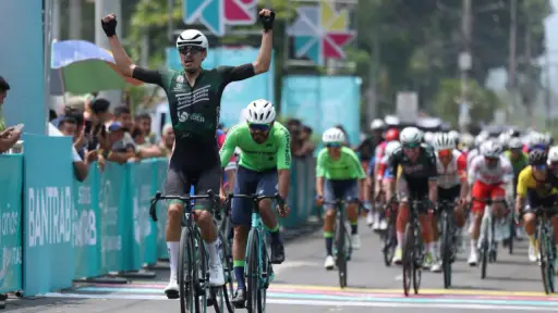 Kevin Castillo, ganador de la primera etapa de la Vuelta Bantrab 2026 - Federación de Ciclismo