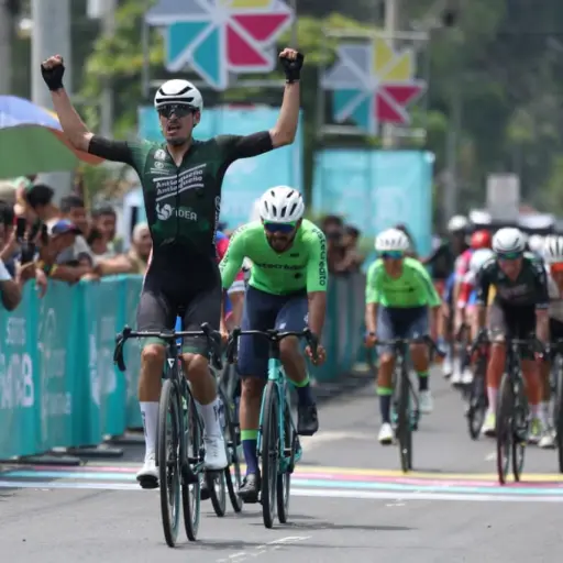 Kevin Castillo, ganador de la primera etapa de la Vuelta Bantrab 2026 - Federación de Ciclismo