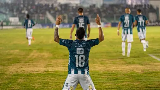 Óscar Santis celebrando su gol ante su exequipo, el Comunicaciones 