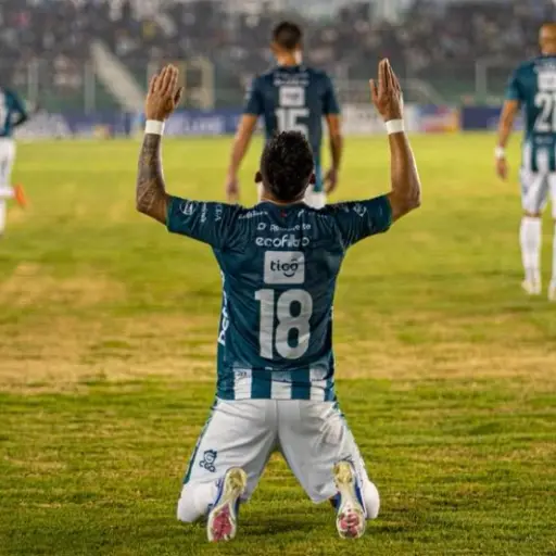 Óscar Santis celebrando su gol ante su exequipo, el Comunicaciones 