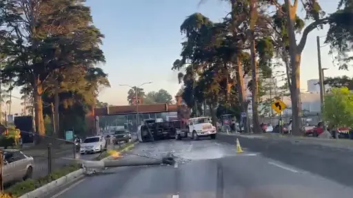 El percance causó el derribo de un poste de concreto en la ruta a El Salvador. ,Captura de pantalla.